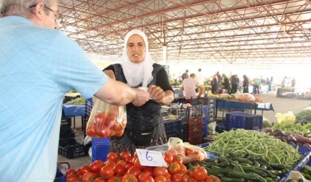Pazarcı teyze: Pahalı olunca daha iyi satıyor!
