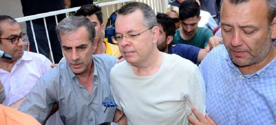Rahip Brunson ABD'ye gitmek üzere uçakta!