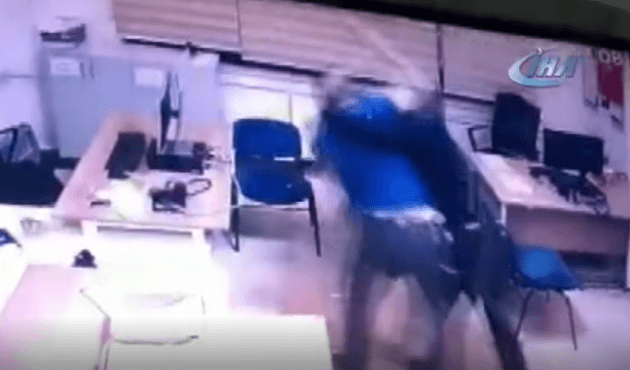 Karakolda akıl almaz olay! Polisin başına demirle vurdu