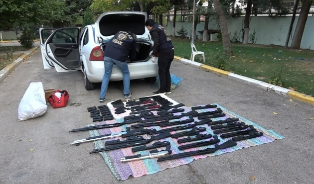 Arama yapılan araçtan onlarca tüfek çıktı...