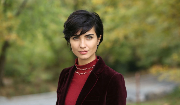 Tuba Büyüküstün herkesi bir kez daha büyüledi!