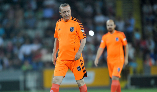 Cumhurbaşkanı Erdoğan futbolun efsaneleriyle forma giyecek!