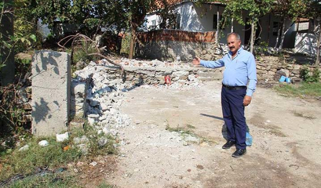 Tayini çıkan imam eline balyozu alıp orayı yıktı!