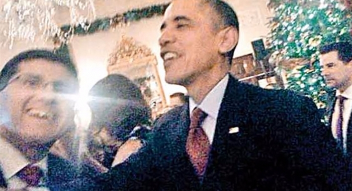 Teröristler Beyaz Saray'da! Obama FETÖ'cülerle kucak kucağa...