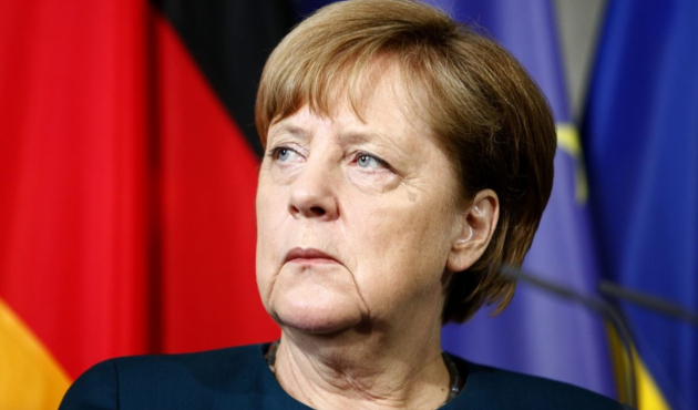 Almanya'da Merkel'e büyük şok...