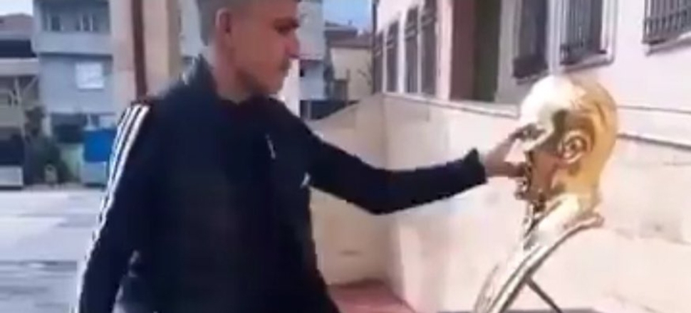 Atatürk'e hakaret videosu çeken kişi gözaltında...