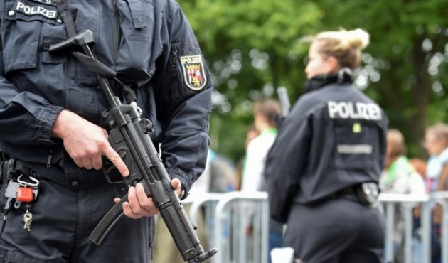 Polis Köln tren istasyonunu ablukaya aldı!