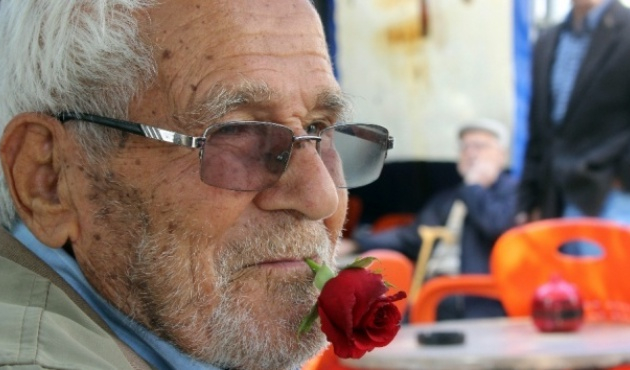 60 yıldır ağzında gül ile dolaşıyor!