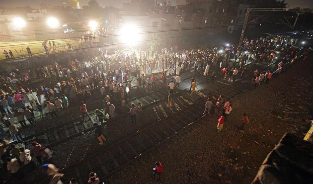 Tren kalabalığın arasına daldı: 58 ölü...