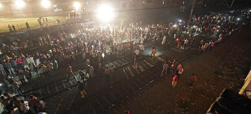 Tren kalabalığın arasına daldı: 58 ölü...