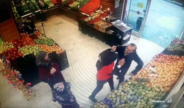 Arkadaşlık teklifini kabul etmedi,üç yerinden bıçaklandı!