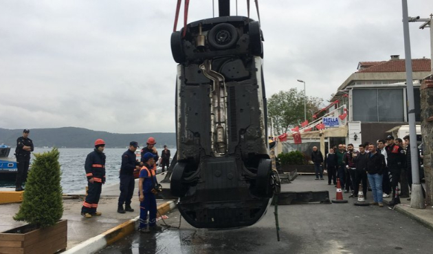 Otomobili denize itip kaçtı!