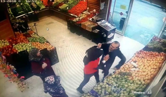 Genç kıza acımasızca saldırdı!