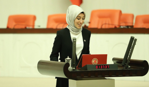 AK Parti'li Rümeysa Kadak'tan "yaşa takılanlara" yanıt!