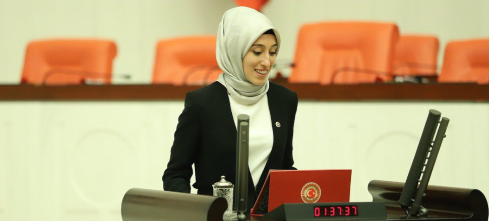 AK Parti'li Rümeysa Kadak'tan "yaşa takılanlara" yanıt!
