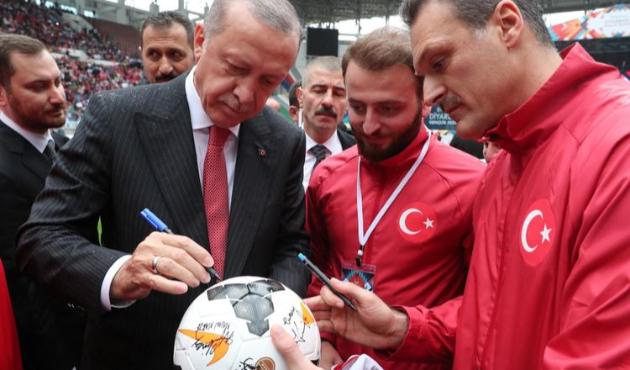 Cumhurbaşkanı Erdoğan 'Şöhretler Karması' maçında!