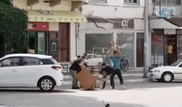 4 kişi aralarına alıp masa ve sandalyelerle dövdü!
