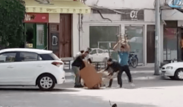 4 kişi aralarına alıp masa ve sandalyelerle dövdü!