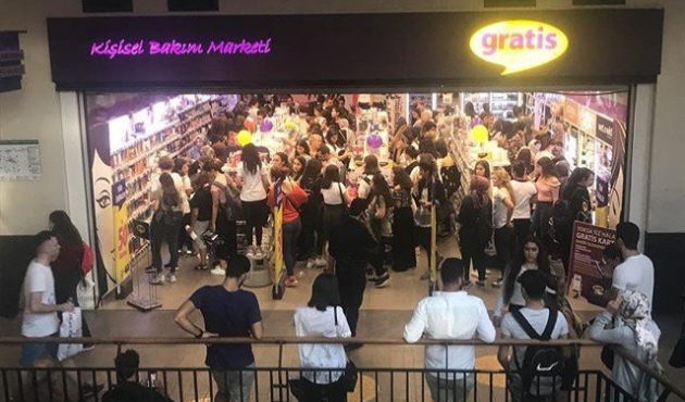 Gratis'te yüzde 50 indirim büyük izdihama yol açtı!