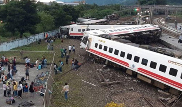 Korkunç tren kazası: 17 ölü 30 yaralı