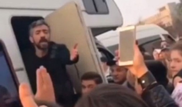 Fotoğraf çektirmek isteyen hayranlarına bağırdı!  /VİDEO