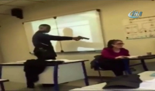 Yok yazılmamak için öğretmene silah çekti...