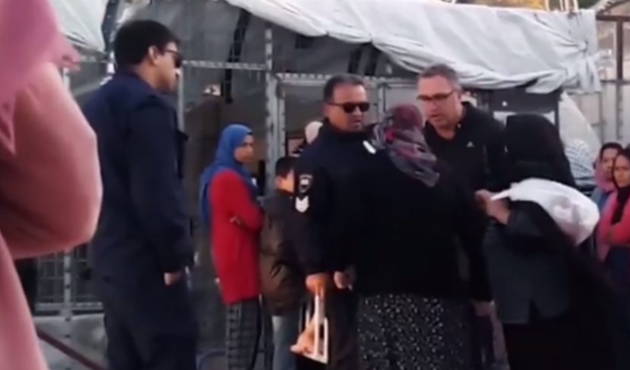 Sığınmacıya küfür eden polis ortalığı karıştırdı!