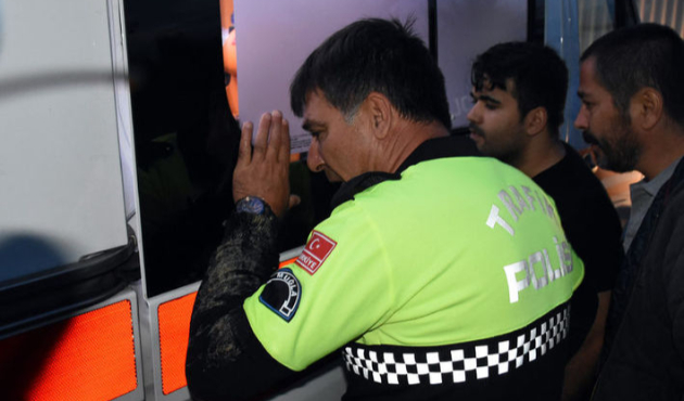 Yaşam mücadelesi veren göçmen kız Türk polisi gözyaşlarına boğdu!