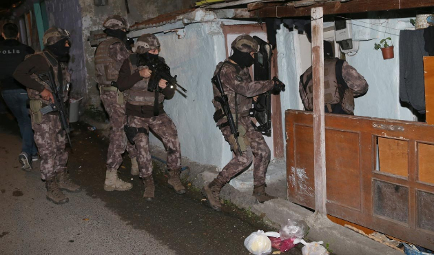 İstanbul'da şafak operasyonu! Çok sayıda gözaltı