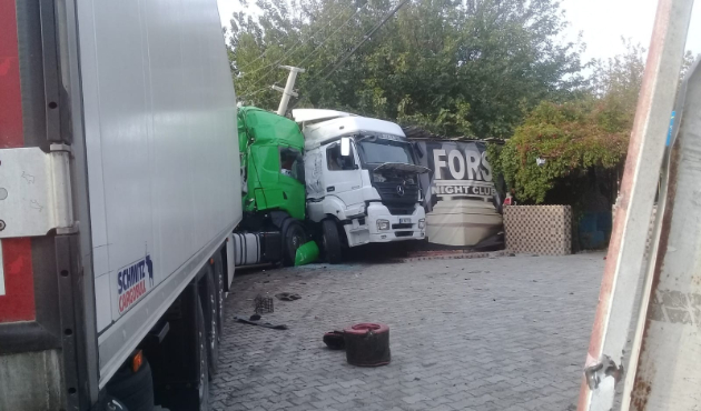 İki TIR çarpışıp iş yerine daldı...