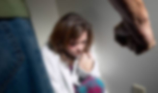 Bir çocuğunu düşürdü, diğeri ile tehdit ettiler! "Seni kızınla terbiye edeceğiz"