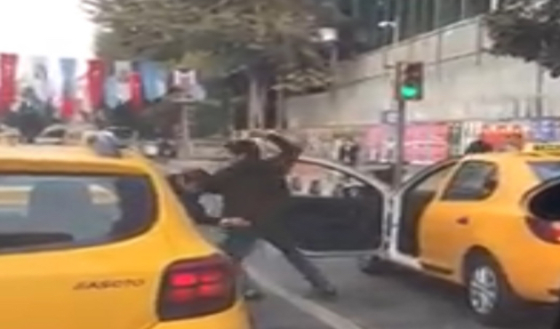 Taksicilerin “yolcu alma” kavgası kamerada!