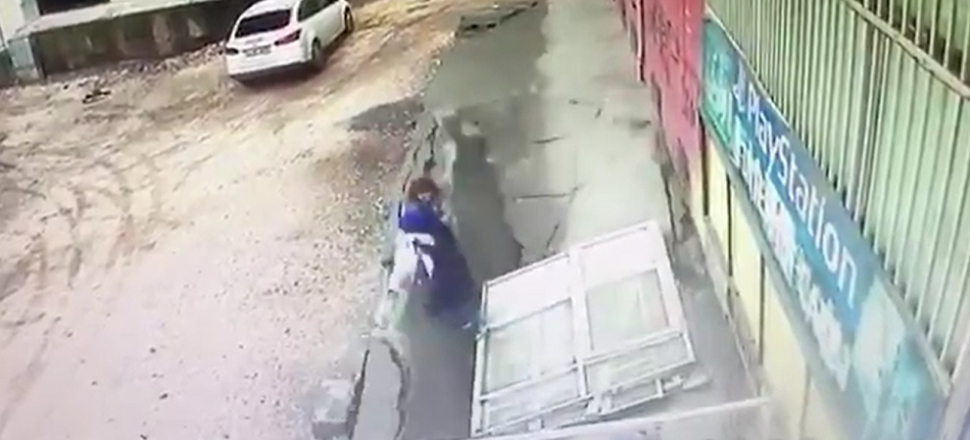 Çöken kaldırım doktor ve hemşireyi böyle yuttu!