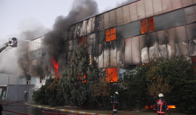 Esenyurt'taki fabrika yangınına flaş gözaltılar!