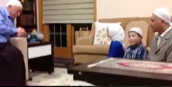 Akıncı Üssü İmamı Adil Öksüz, Fetullah Gülen'in dizinin dibinde!