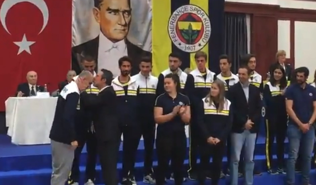 Fenerbahçe Divan Kurulu'nda ilginç görüntü!