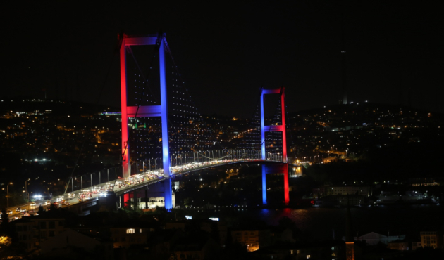 15 Temmuz Şehitler Köprüsü renklendi!