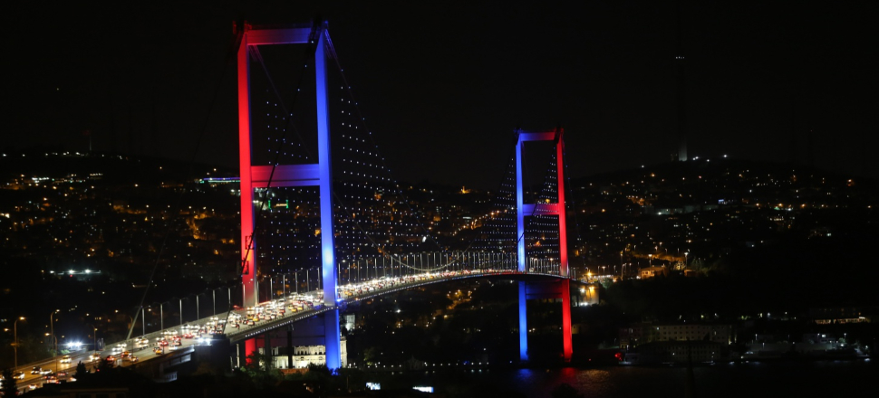15 Temmuz Şehitler Köprüsü renklendi!