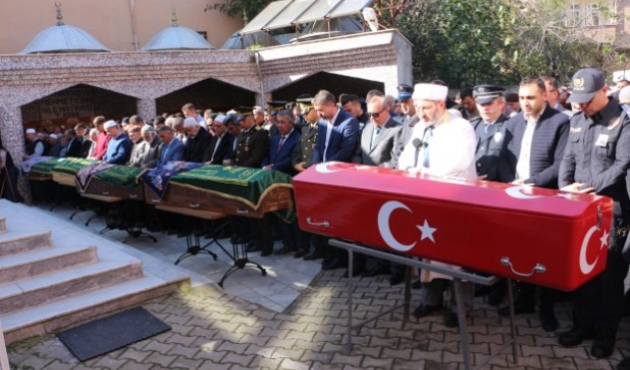 Polis memuru ve ailesi son yolculuğuna uğurlandı!