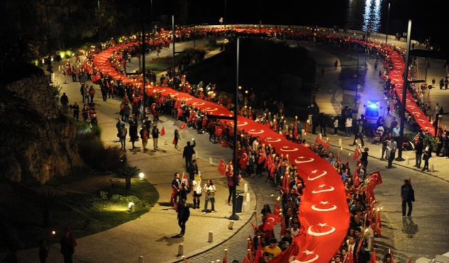 Fener alayında 600 metrelik Türk bayrağı açıldı!