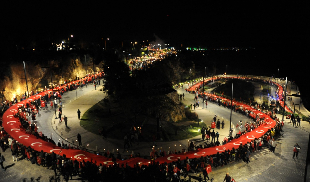600 metrelik Türk bayrağı ile yürüdüler!