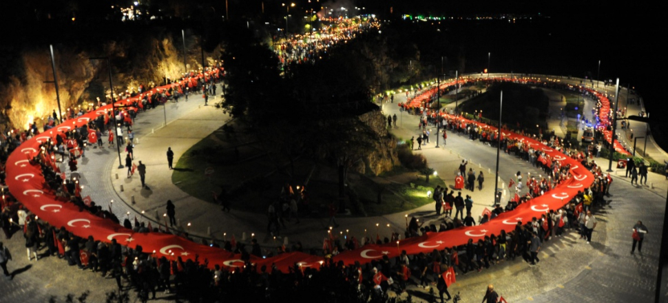 600 metrelik Türk bayrağı ile yürüdüler!