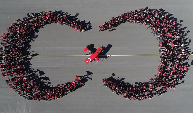 Türk kadın akrobasi pilotumuzdan muhteşem gösteri!