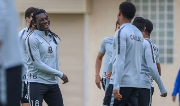 Galatasaray yenildi Gomis gülerek poz verdi!