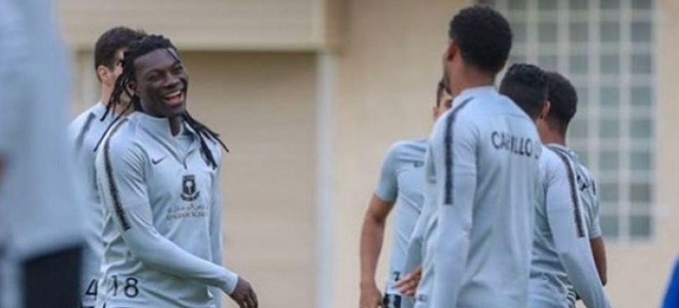 Galatasaray yenildi Gomis gülerek poz verdi!