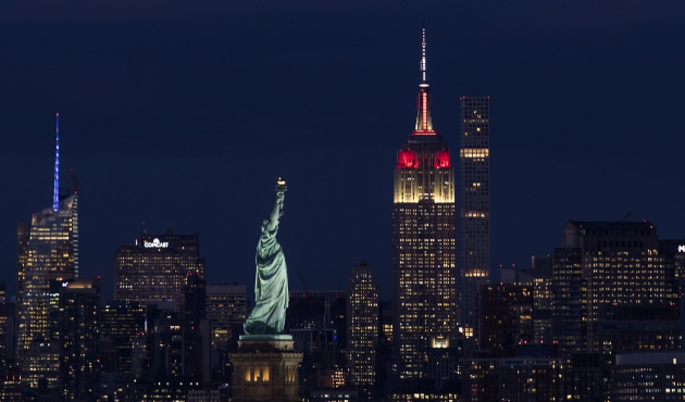 Empire State kırmızı beyaz renklere büründü!