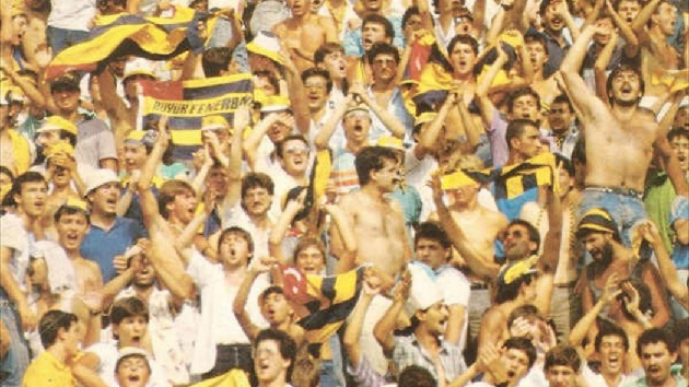 Terörist Gülen'in Fenerbahçe taraftarı ile ilk tanışması... 83-84 sezonu, stat önünden bir anı...
