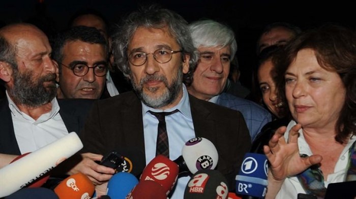 Yurtdışına kaçan Can Dündar Cumhuriyet'ten istifa etti