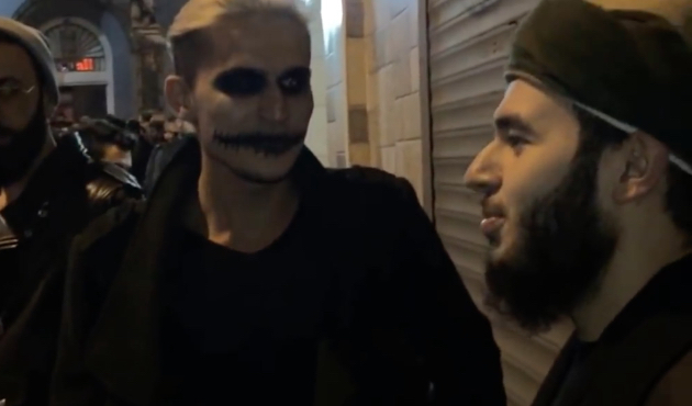 İlahi söyleyen "Joker", bozkurt yapan zenci!