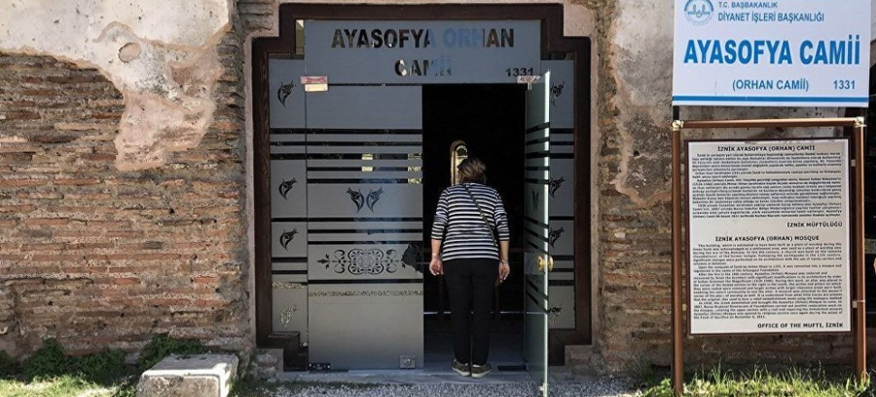 1700 yıllık camiye buzlu cam taktılar